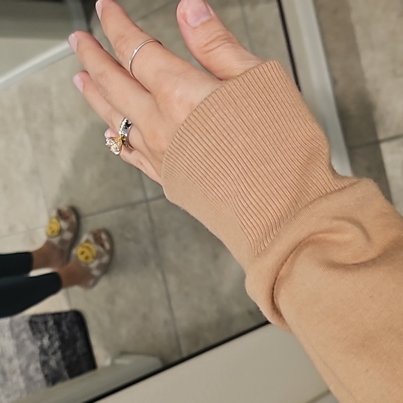 Tan hooded sweater - Picture 3 of 5